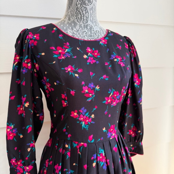 Vintage 80s Floral Print Dress by Lanz - Picture 2 of 7